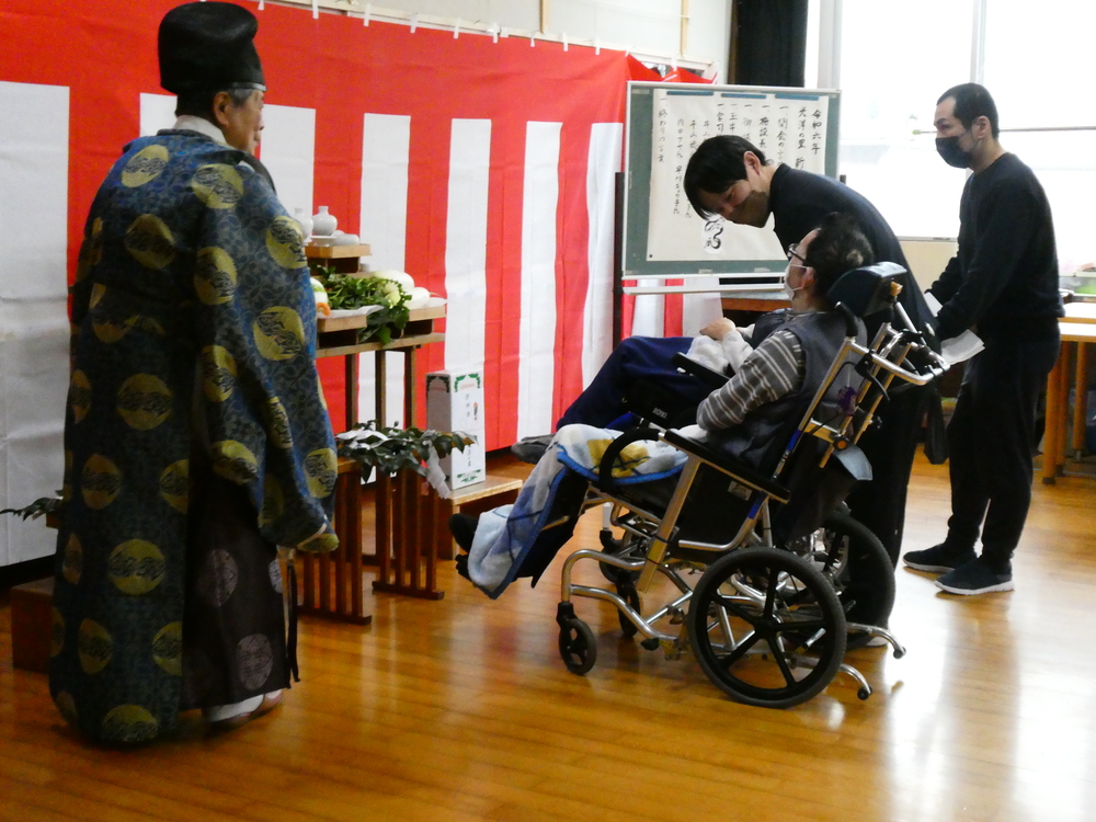 年男さんにより玉串奉奠