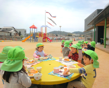 園庭での食事風景